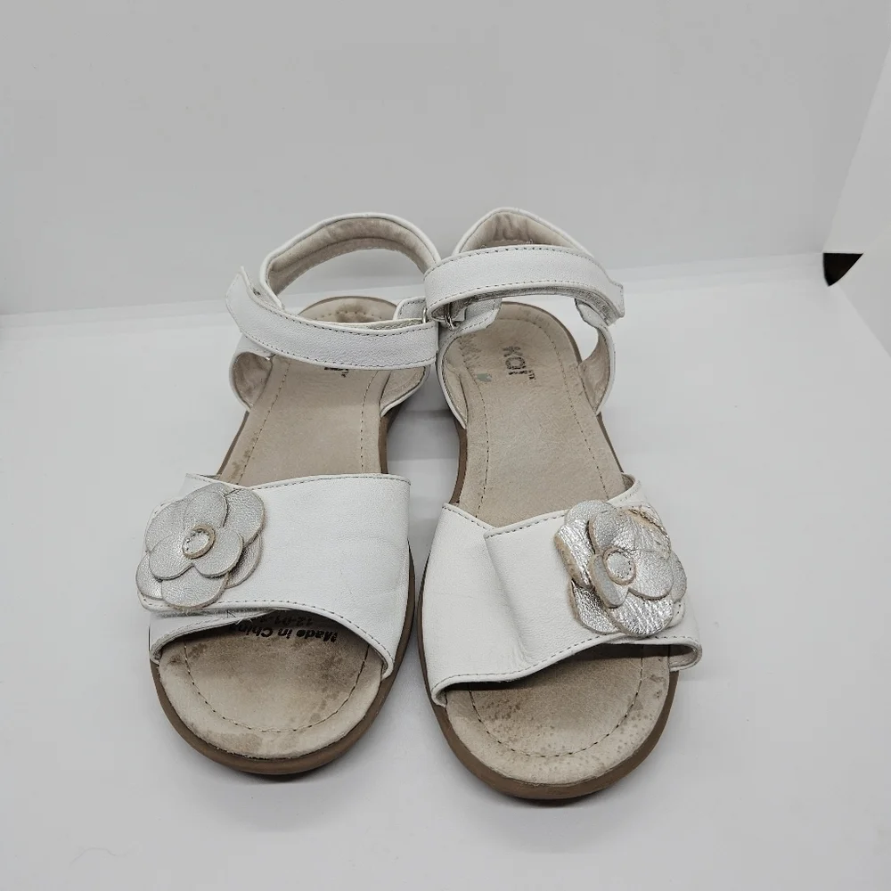 Kai white leather sandals with flower detail size 1.5